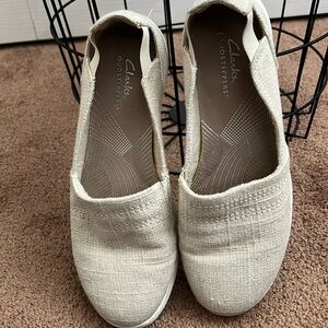 Clarks 7.5 cream shimmer